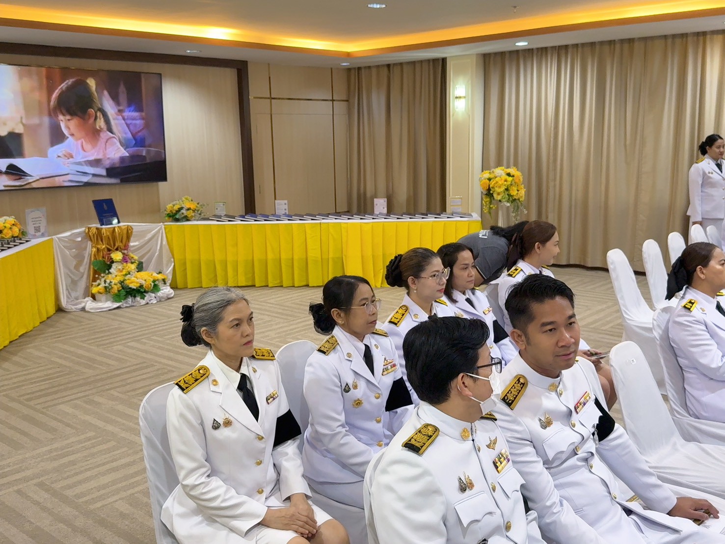 title - วันที่ 2 มีนาคม 2569 เวลา 10.00 น. นายวิทูล ประดิษฐบุญ ปฏิรูปที่ดินจังหวัดปราจีนบุรี มอบหมายให้ เจ้าหน้าที่ ส.ป.ก.ปราจีนบุรี เข้าร่วมพิธีมอบปฏิทินหลวง พุทธศักราช 2569 พระราชทานสำหรับความสุขปีใหม่ เบื้องหน้าพระบรมฉายาลักษณ์  และพิธีมอบหนังสือสารานุกรมไทยสำหรับเยาวชนฯ เล่ม 45 ฉบับพระราชทาน